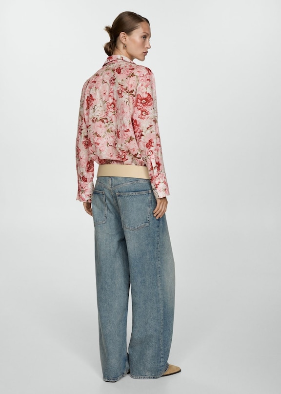 Boho bluz ile denim kıyafet giyen kadın