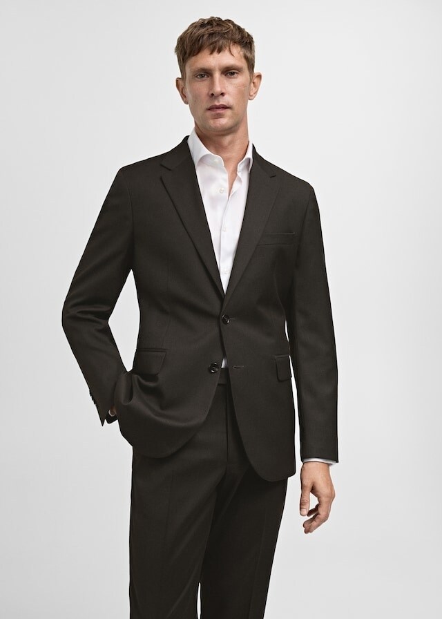 Rebajas de invierno en trajes de hombre.