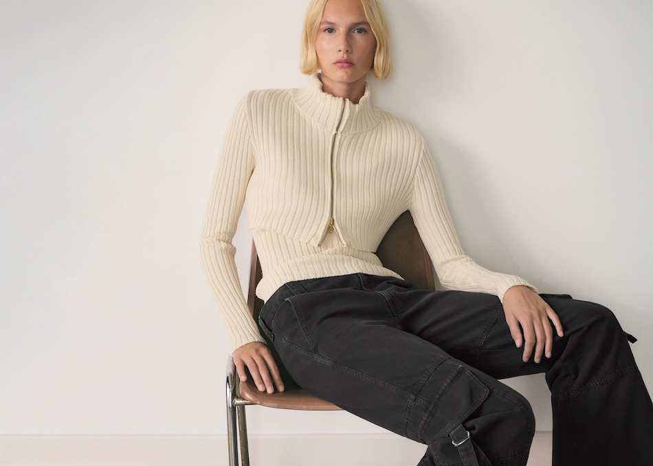 Mujer combinando unos pantalones cargo beige con una camisa oversize.