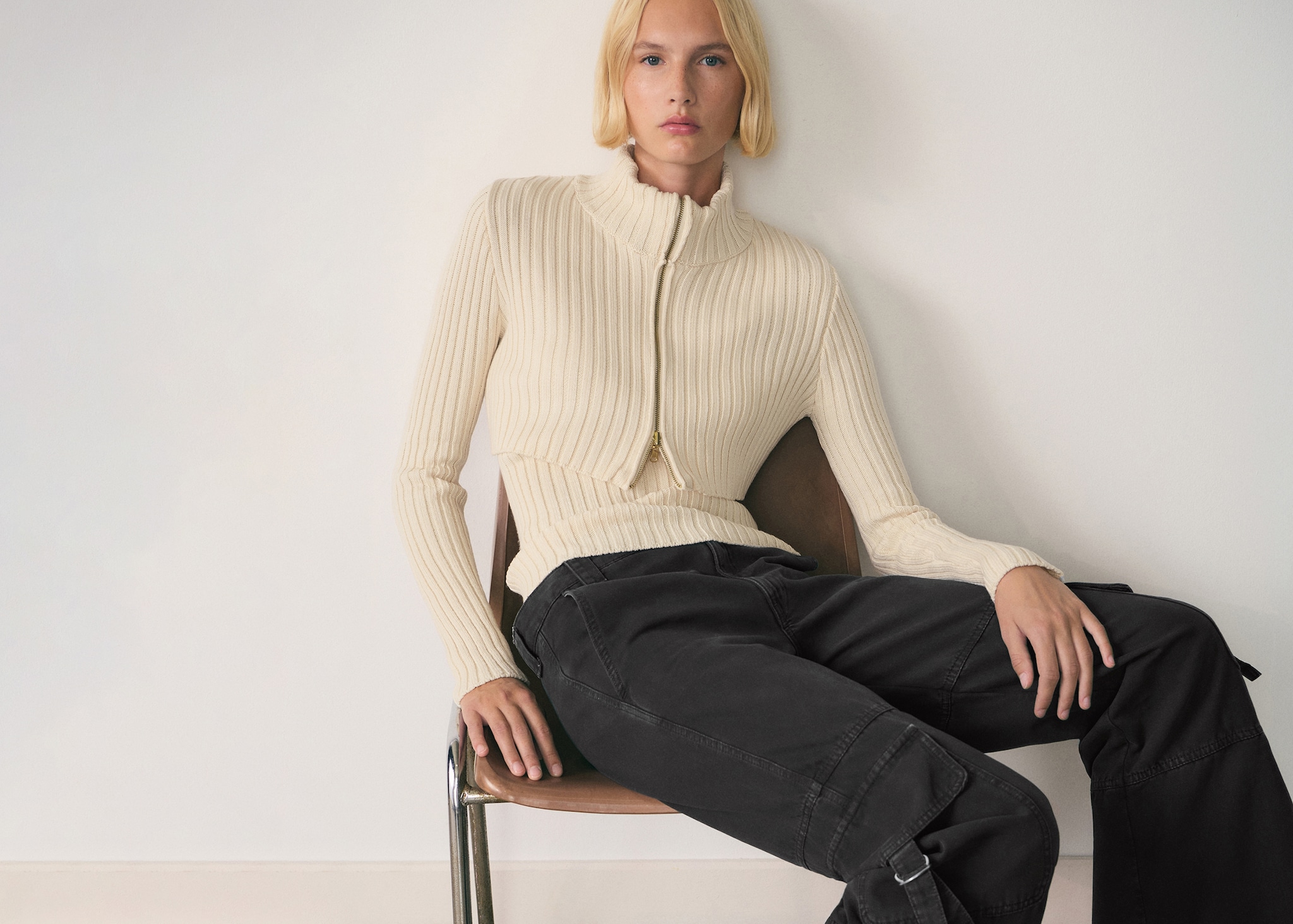 Mujer combinando unos pantalones cargo beige con una camisa oversize.