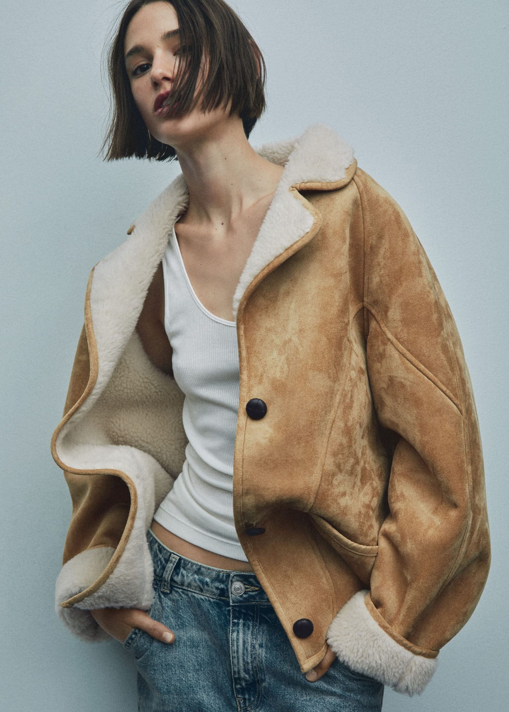 Chica usando un abrigo marrón con pelo blanco