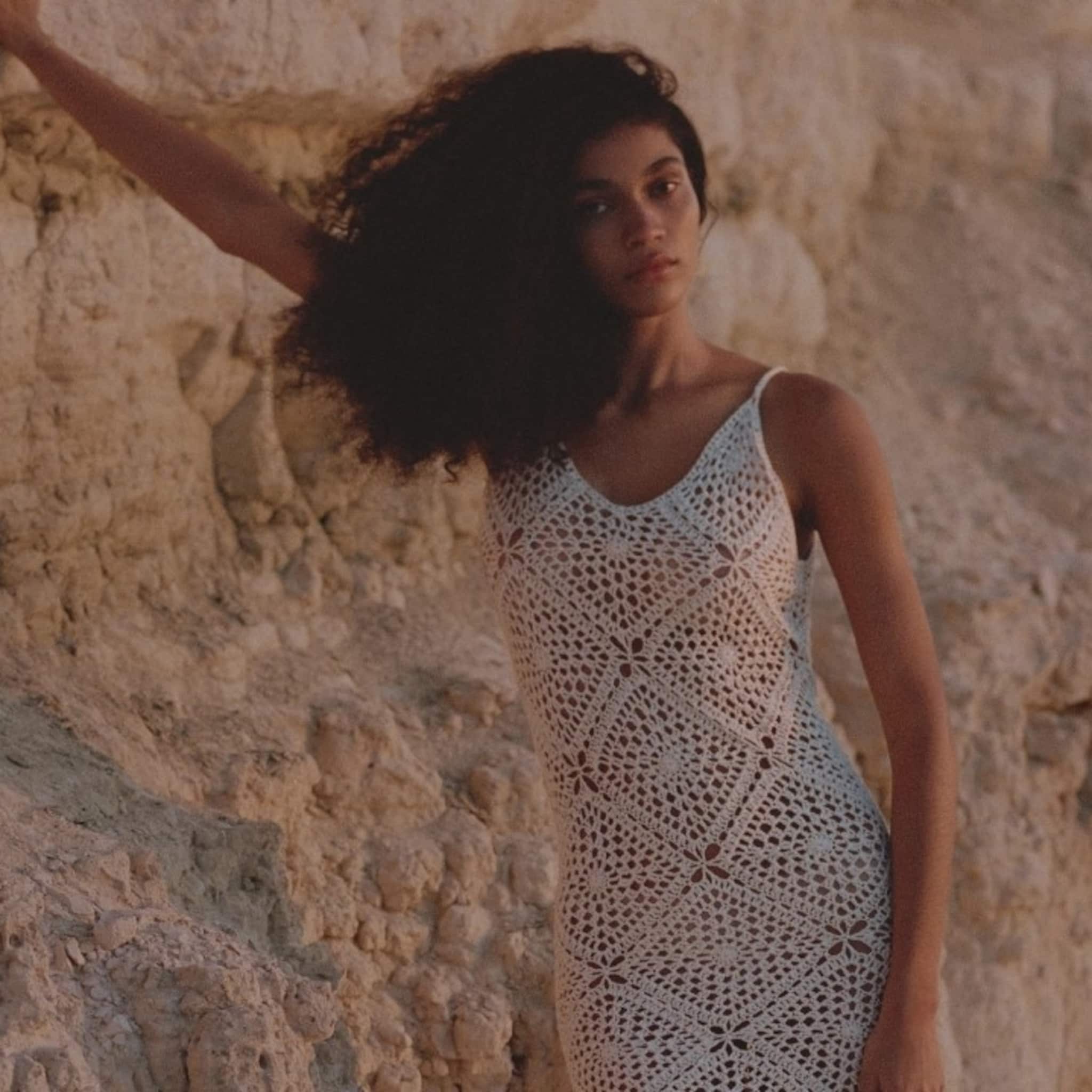 Chicas con vestido de crochet en la playa