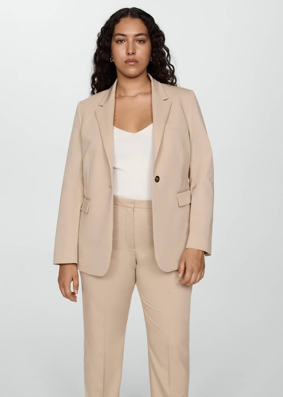 Guardaroba capsula femminile con blazer beige.