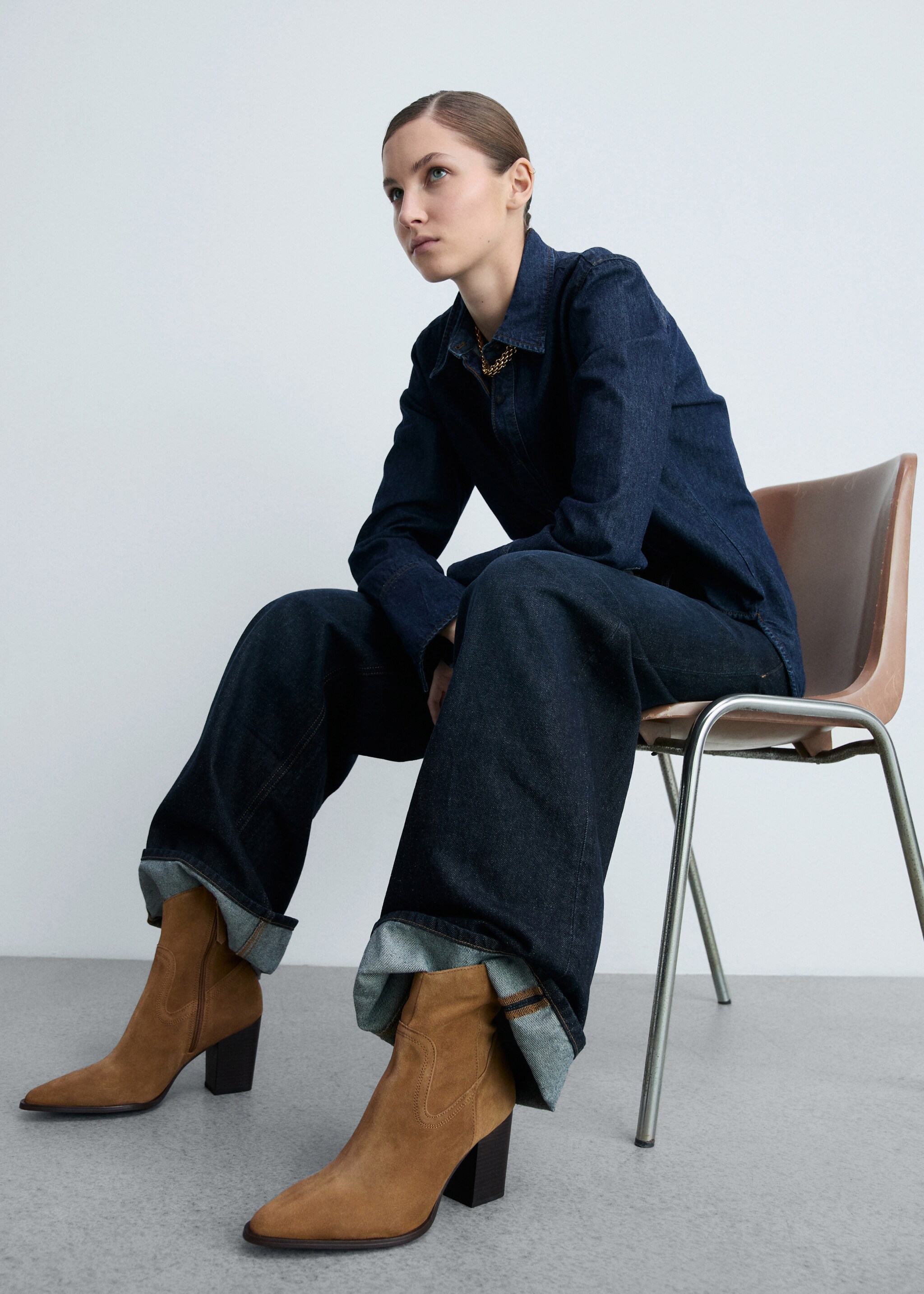 Woman wearing an outfit with cowboy boots