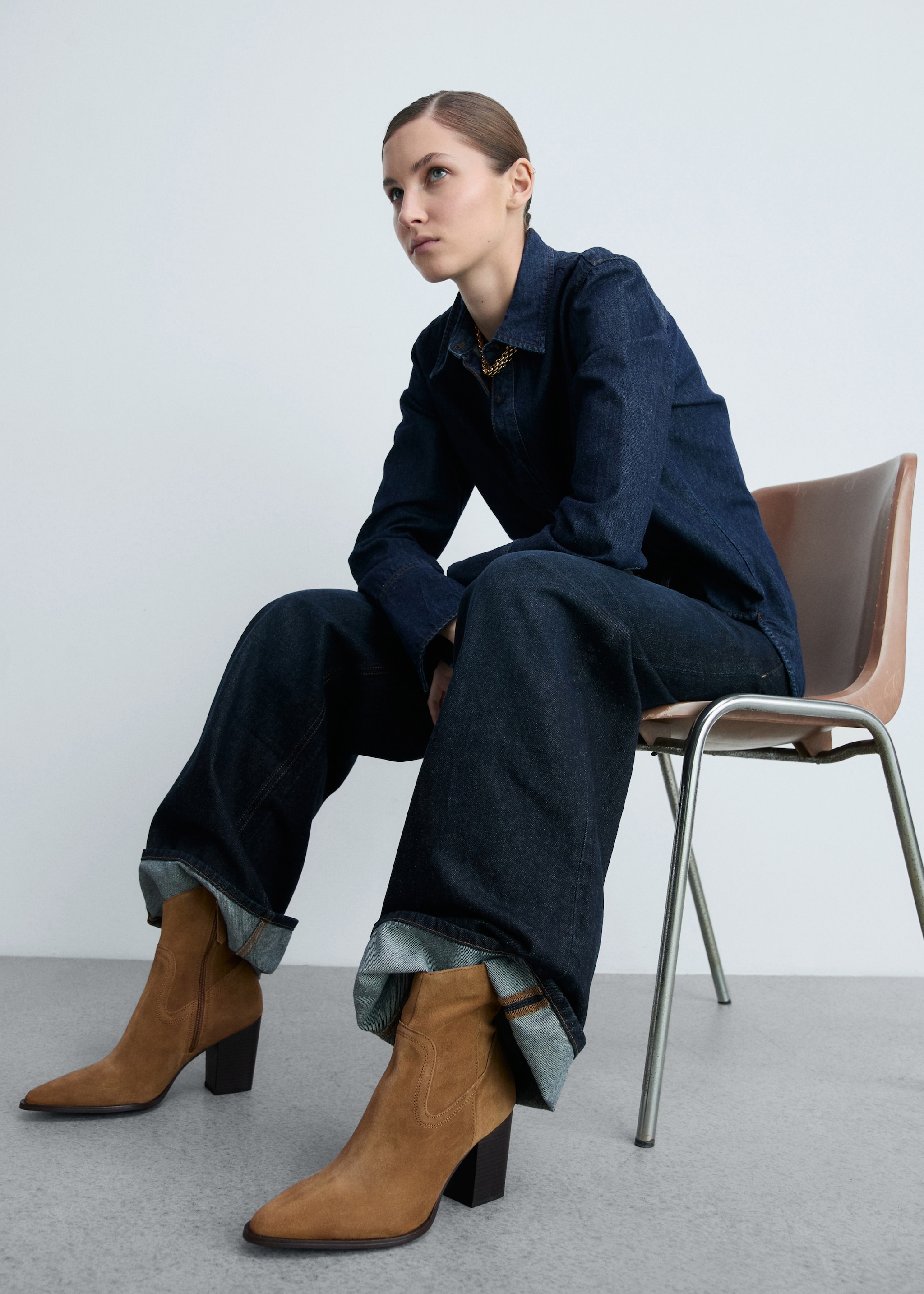 Woman wearing an outfit with cowboy boots