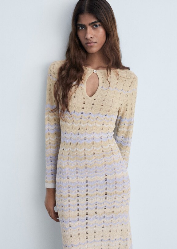 Outfit con vestido largo de punto.