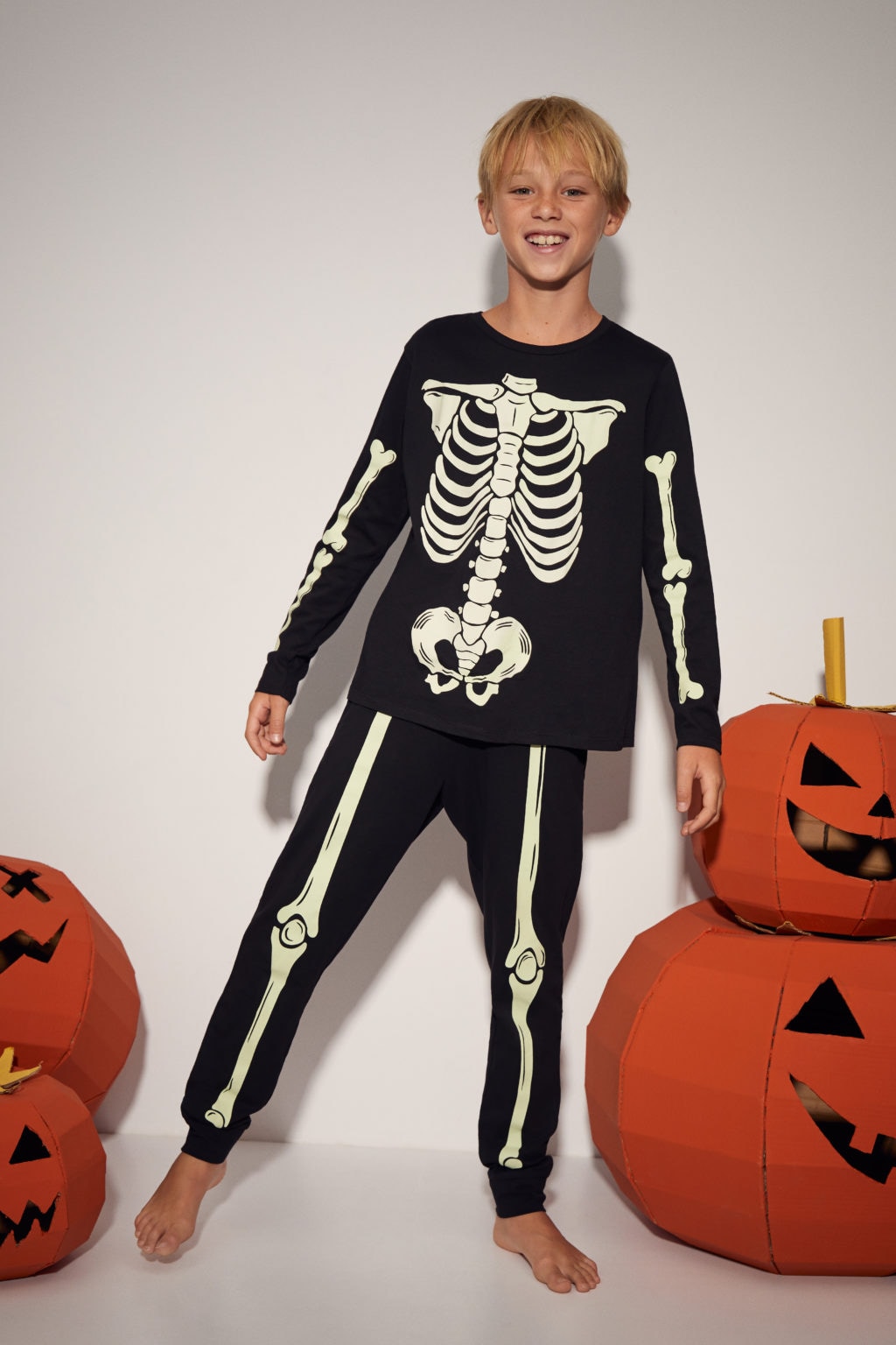 Niño disfrazado de esqueleto de Halloween