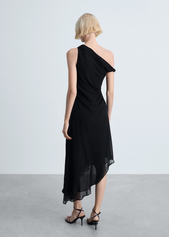 Femme portant une longue robe rouge