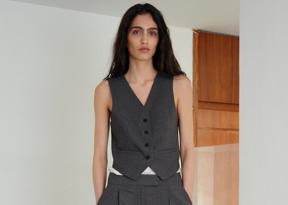 Femme portant une tenue avec un gilet matelassé blanc