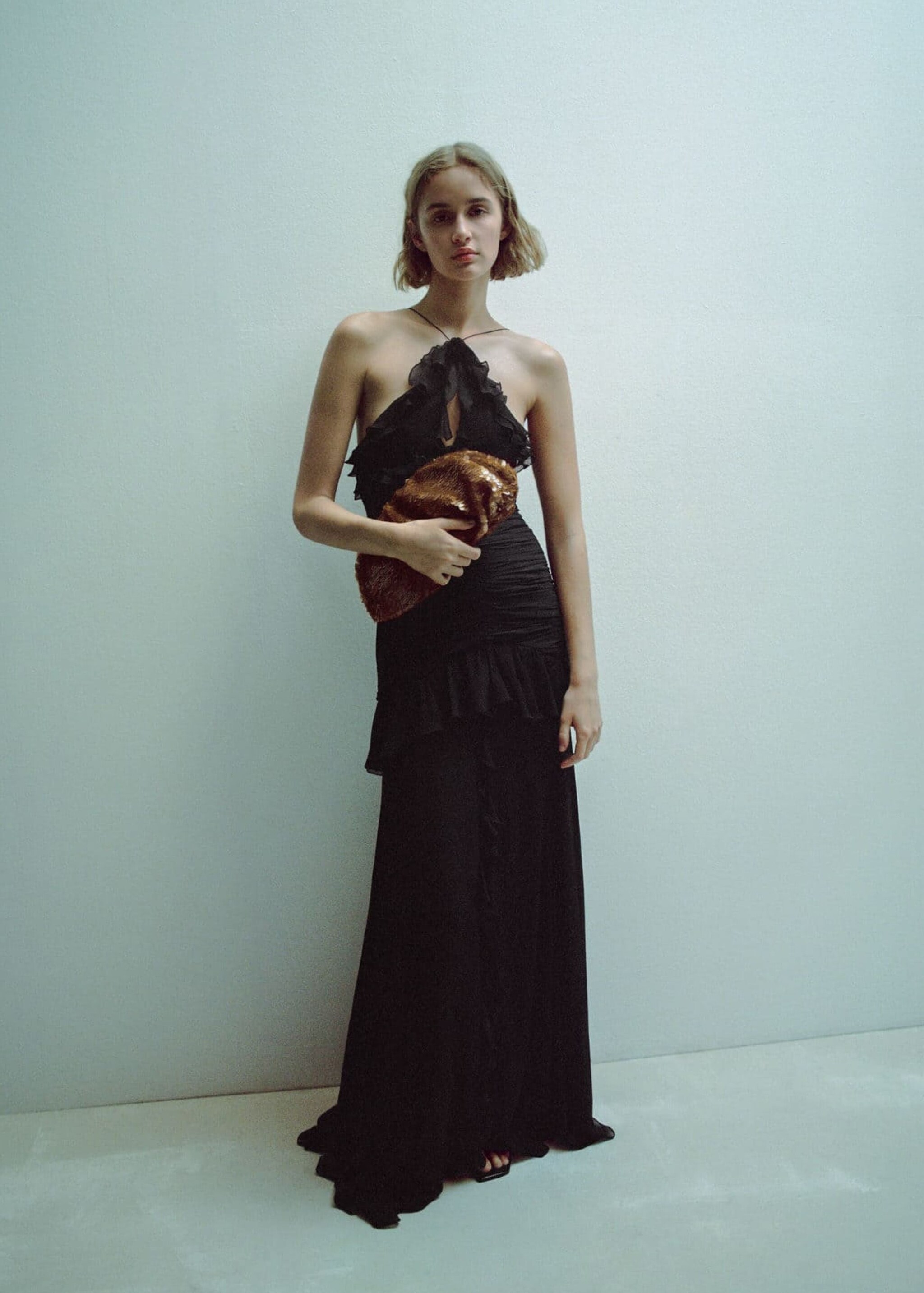 Look de invitada para bodas de invierno.