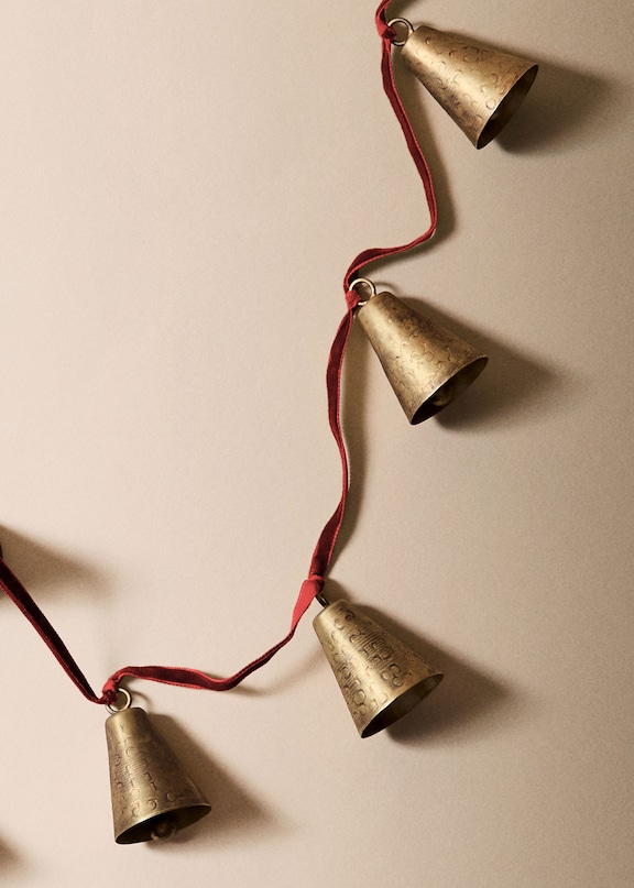 Decorate the Christmas tree.