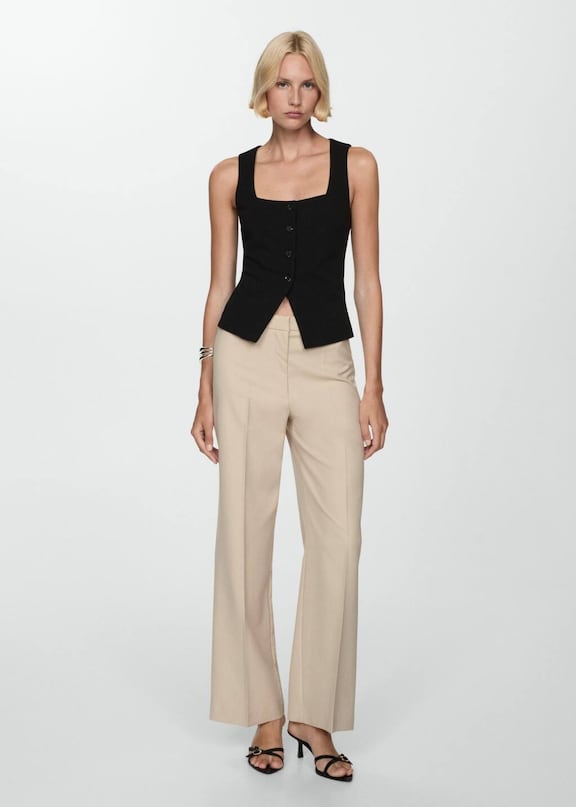 Mujer combinando un pantalón beige wideleg con un jersey blanco