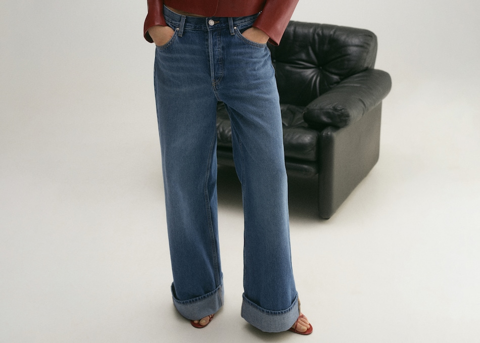 Femme portant un ensemble en denim avec une veste en denim