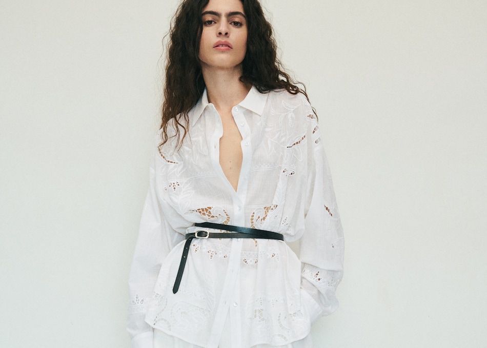 Un look con camisa blanca de mujer.