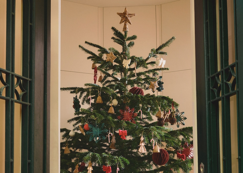 How to decorate a Christmas tree.