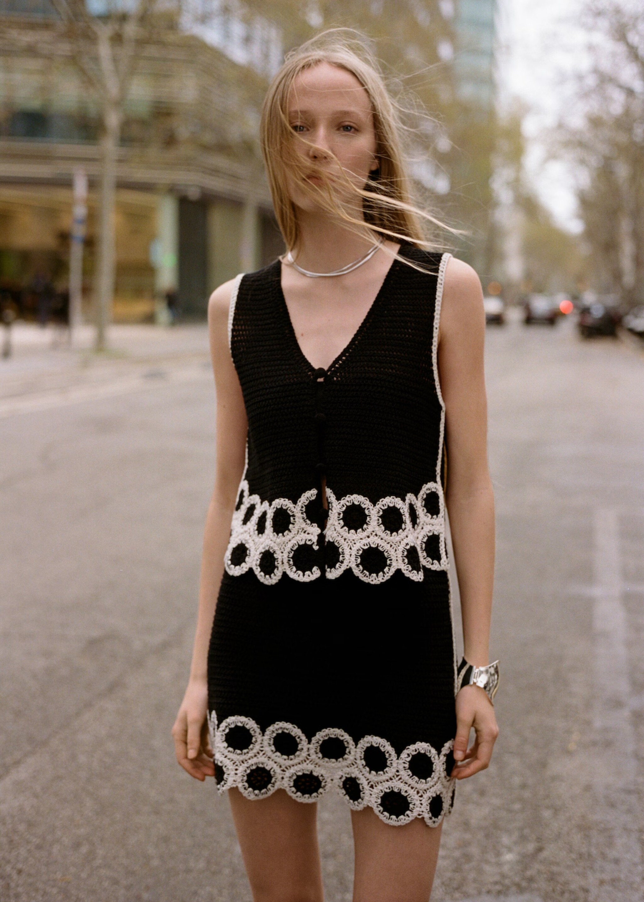 Chica usando un outfit estilo boho chic con un vestido de crochet.
