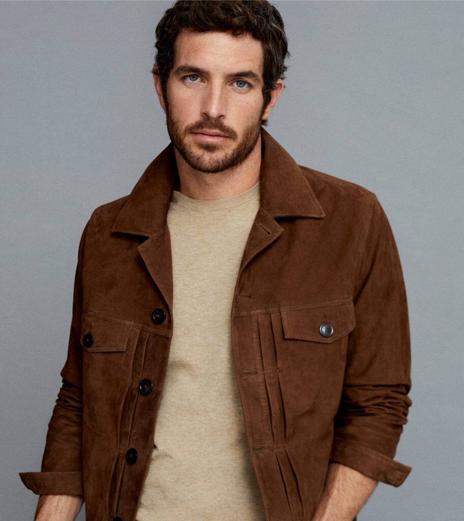 Hombre usando una chaqueta de color marrón