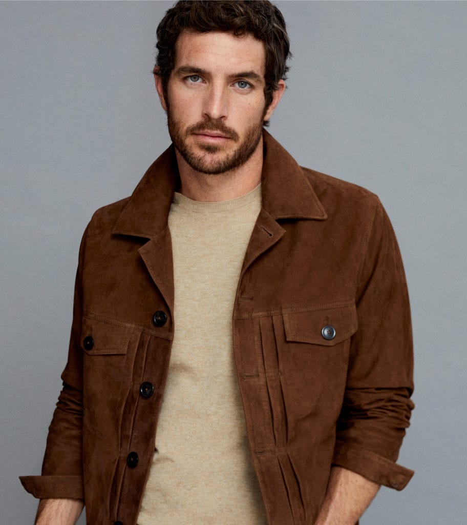 Hombre usando una chaqueta de color marrón Hombre usando una chaqueta de color marrón