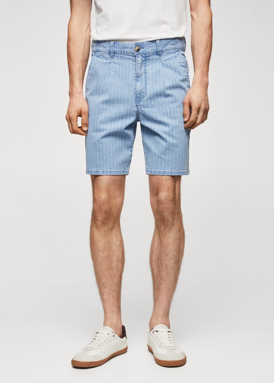 Hombre con bermuda de rayas azul Hombre con bermuda de rayas azul