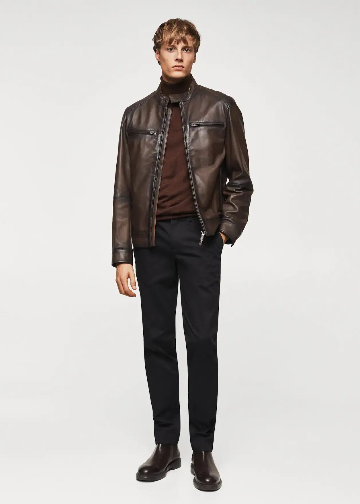 hombre con chaqueta marron hombre con chaqueta marron