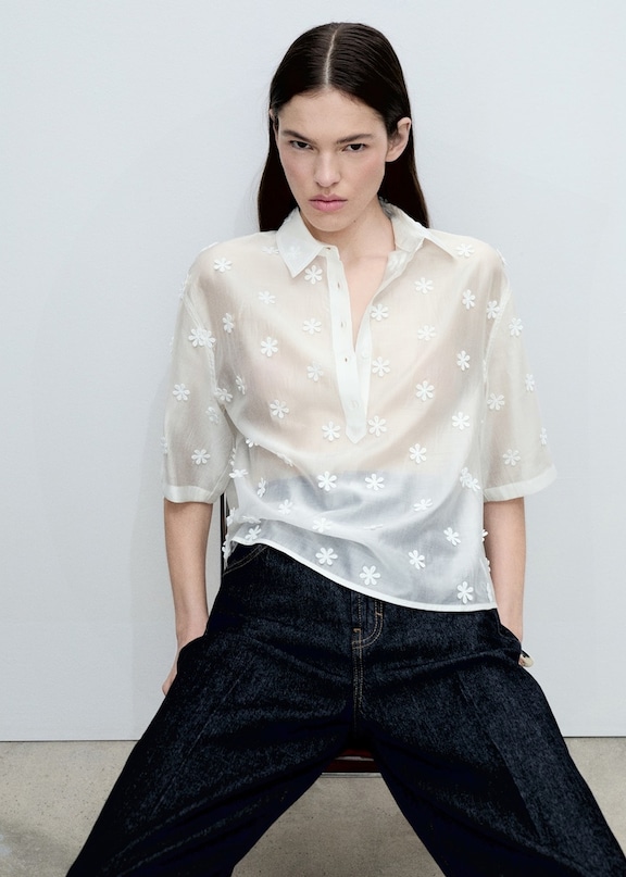 Outfit con camisa blanca de mujer.